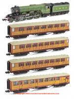 2S-011-010 Dapol A3 Flying Scotsman 4472 LNER Apple Green & 4 Teak Gresley Coaches